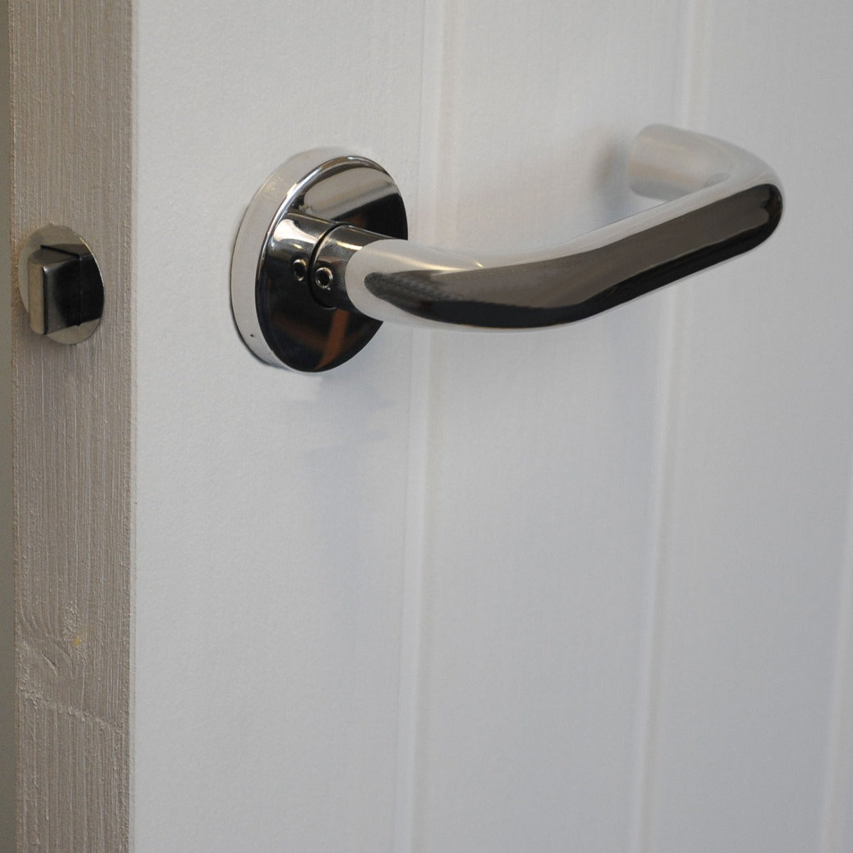 ViBE Runda Lever on Rose Door Handle in Polished Stainless Steel for Internal Doors