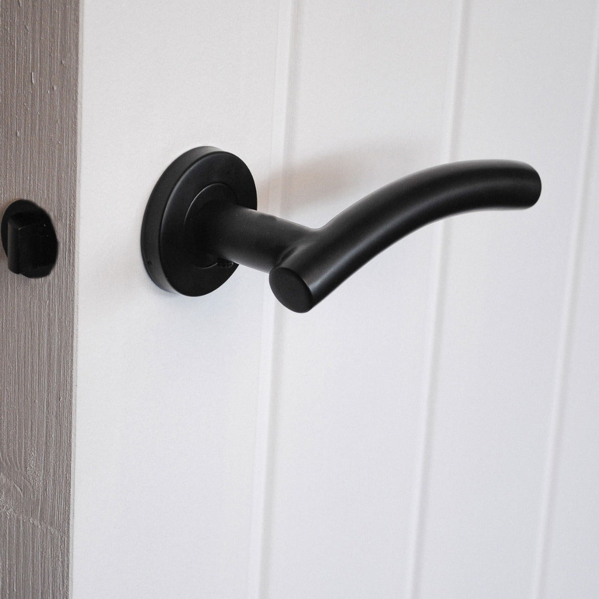 ONYX Design Curve Lever on Rose Door Handle in Matt Black for Internal Doors