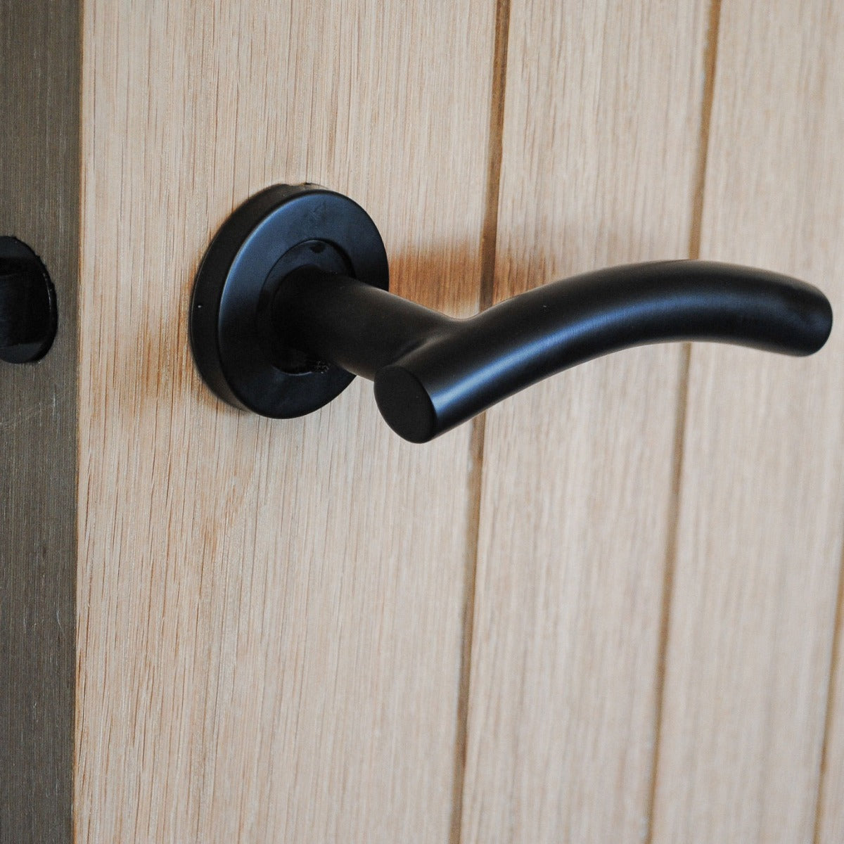 ONYX Design Curve Lever on Rose Door Handle in Matt Black for Internal Doors