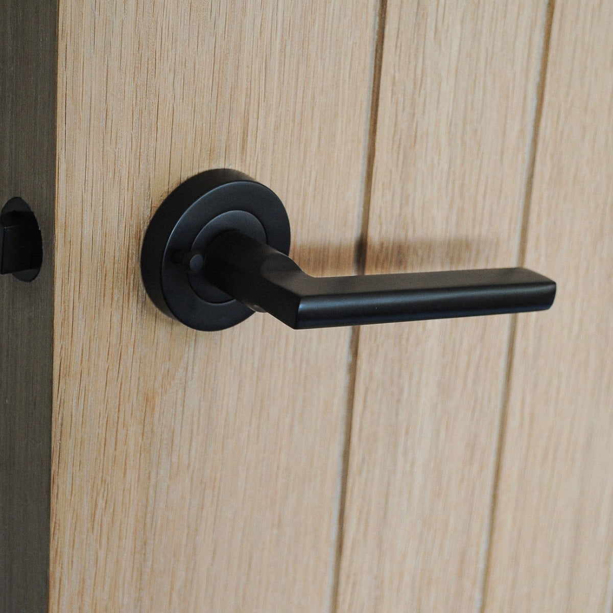 ONYX Design Push Button Privacy Naxos Lever Handle in Matt Black for Bathroom Doors