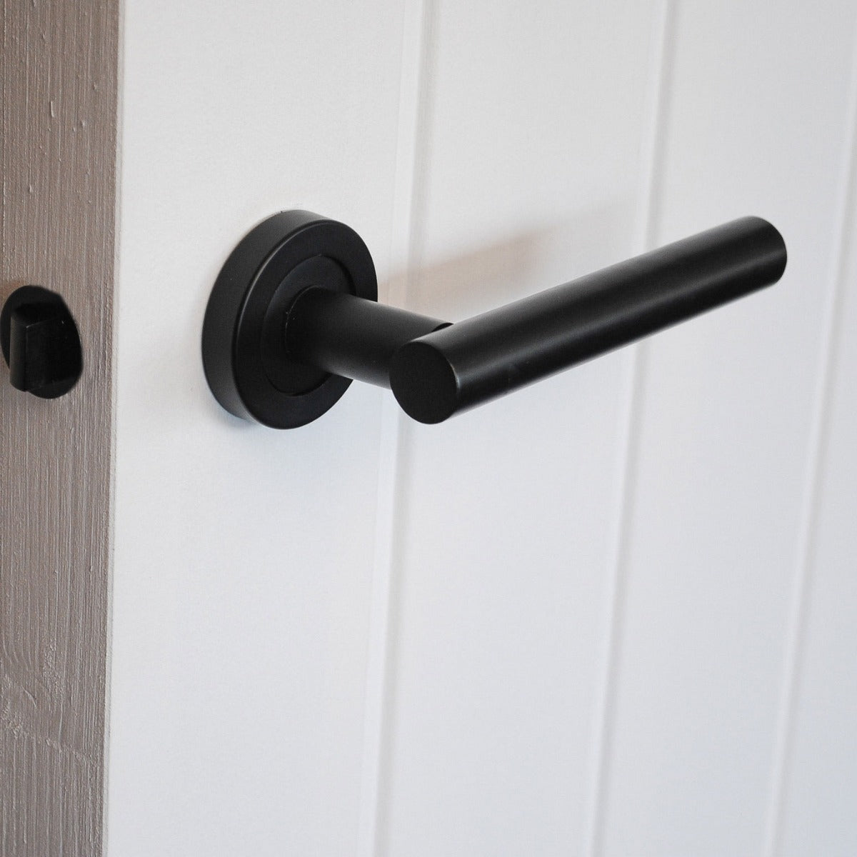 ONYX Design Laurel Lever on Rose Door Handle in Matt Black for Internal Doors
