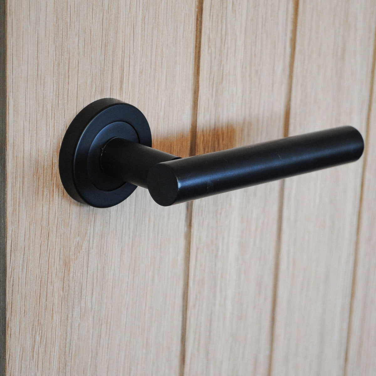 ONYX Design Laurel Lever on Rose Door Handle in Matt Black for Internal Doors