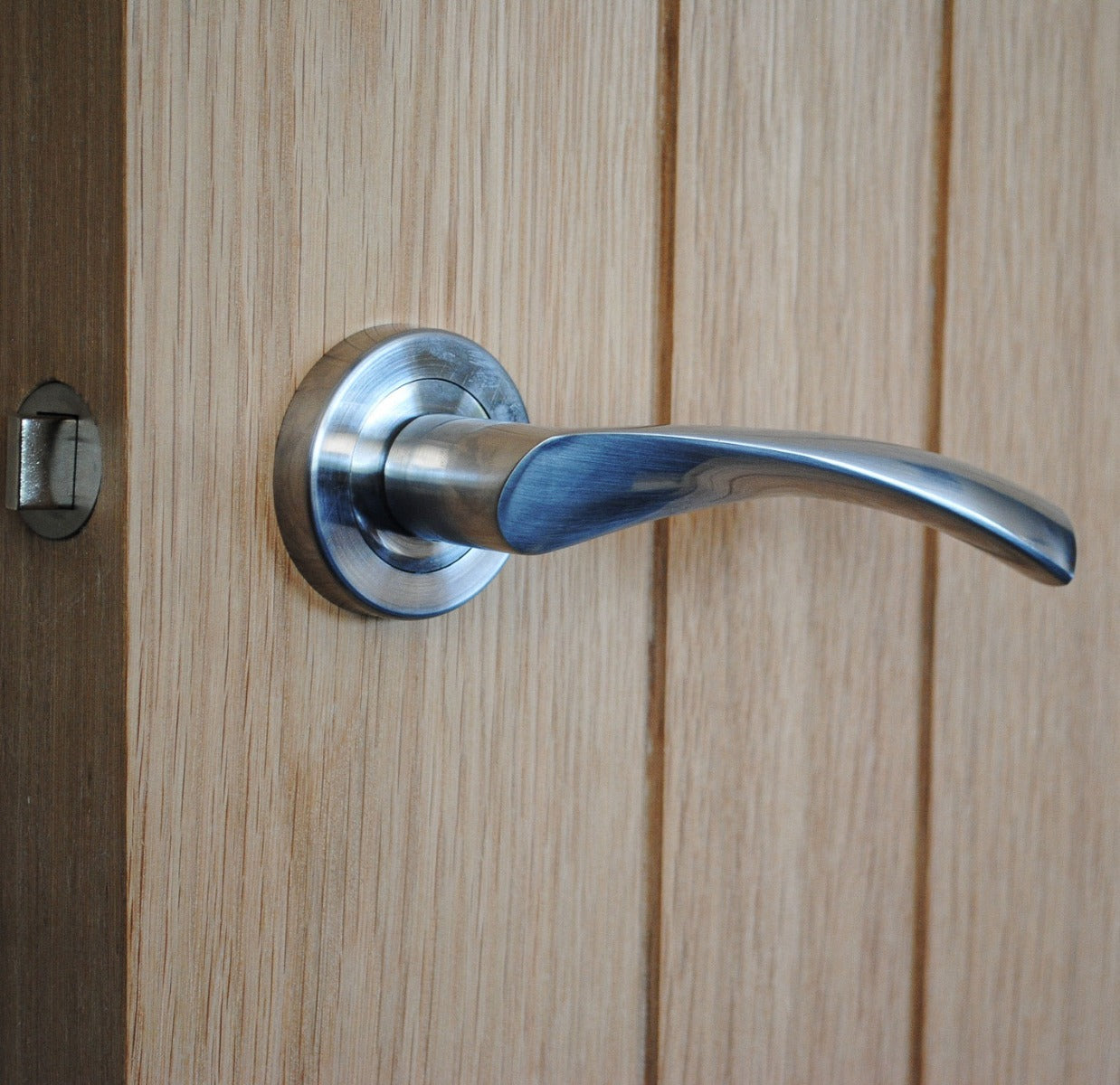 Dzina Twirl Lever on Rose Door Handle in Satin Chrome