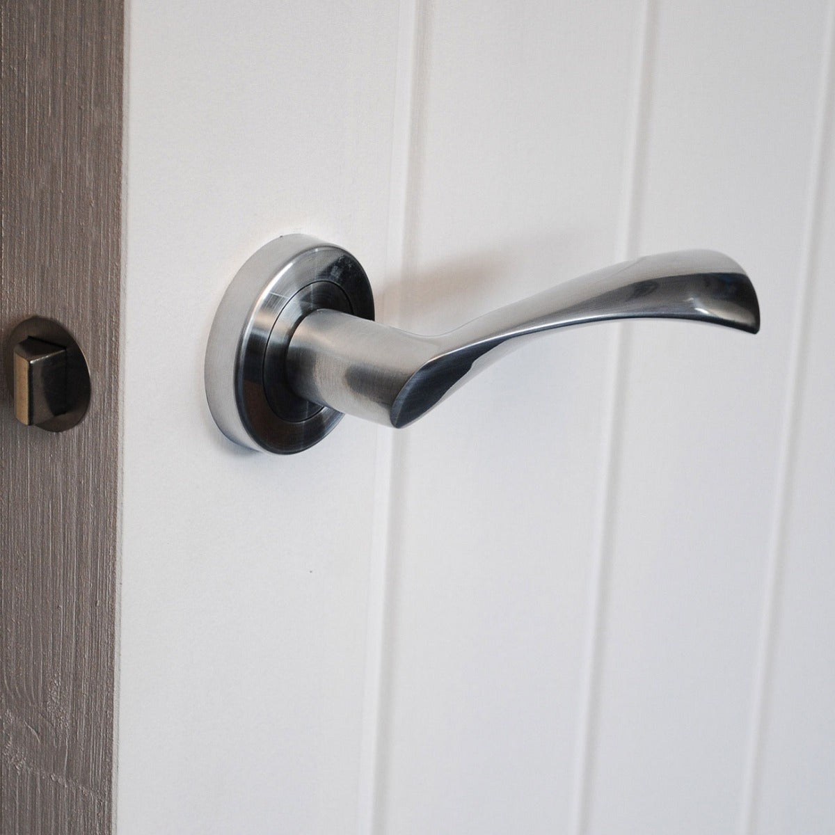 Dzina Twirl Lever on Rose Door Handle in Satin Chrome