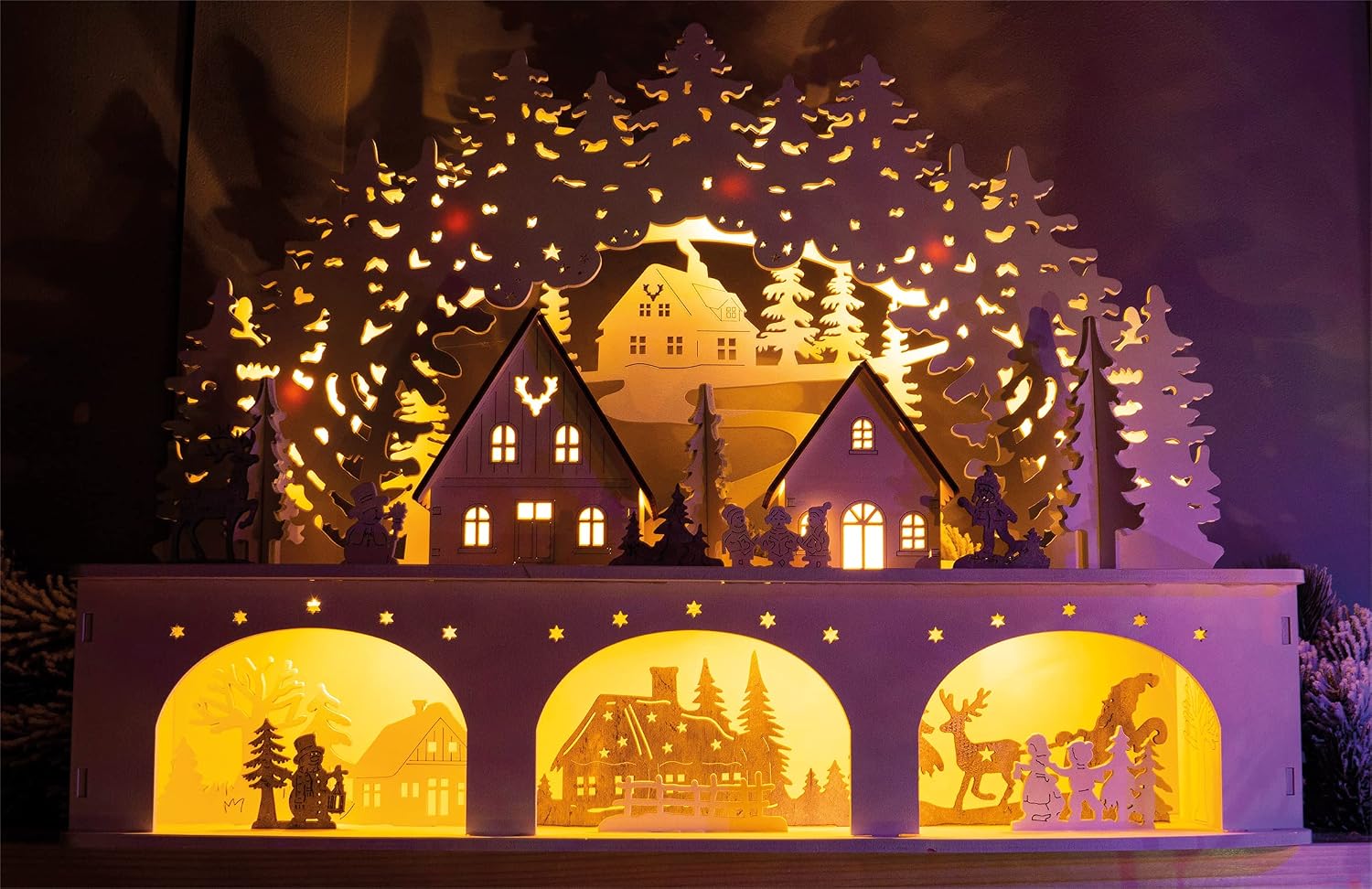St Helens Home & Garden Wooden Light Up Festive Scene LED - GH960