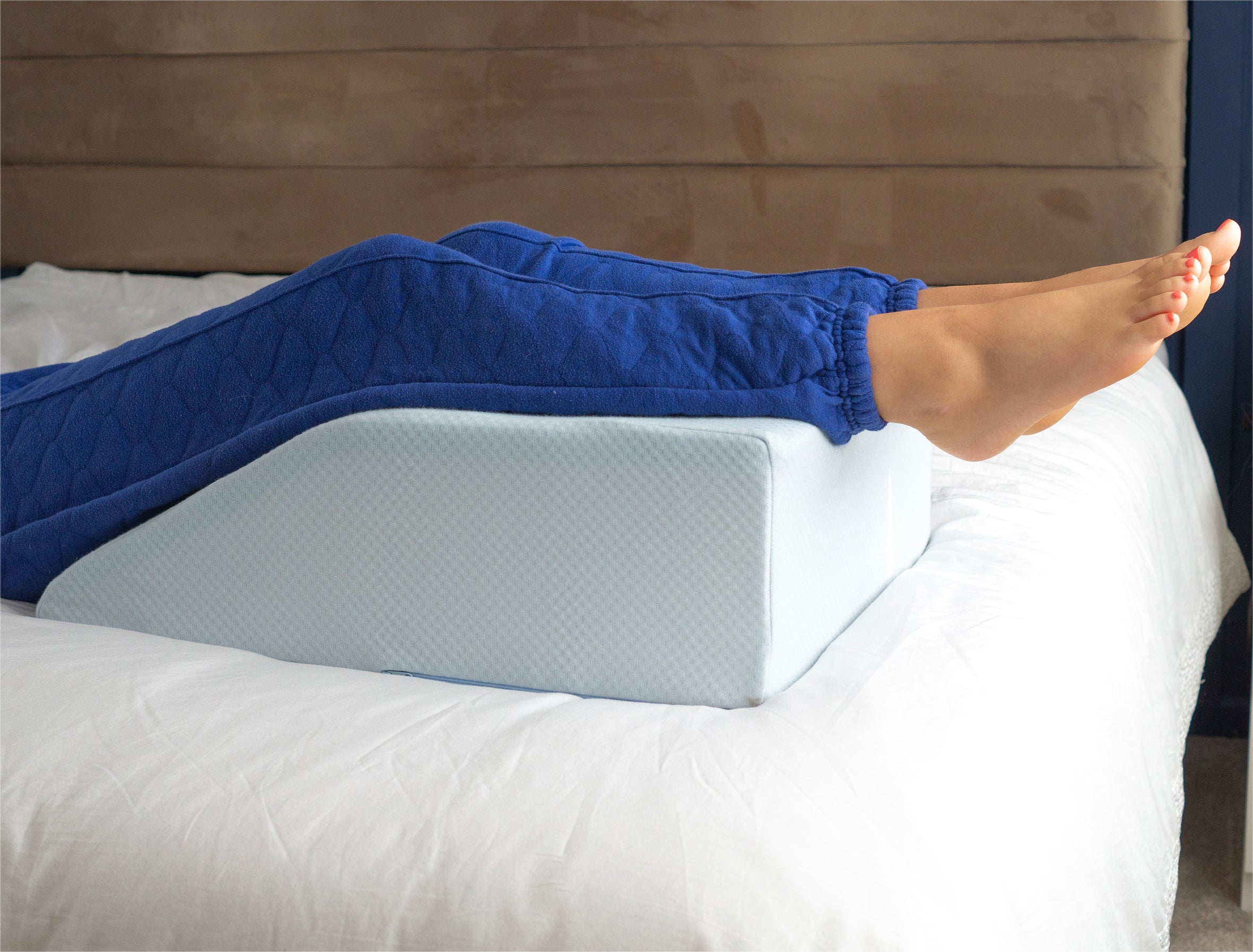 Memory Foam Leg Wedge Cushion with Cooling Gel Layer - VG886A