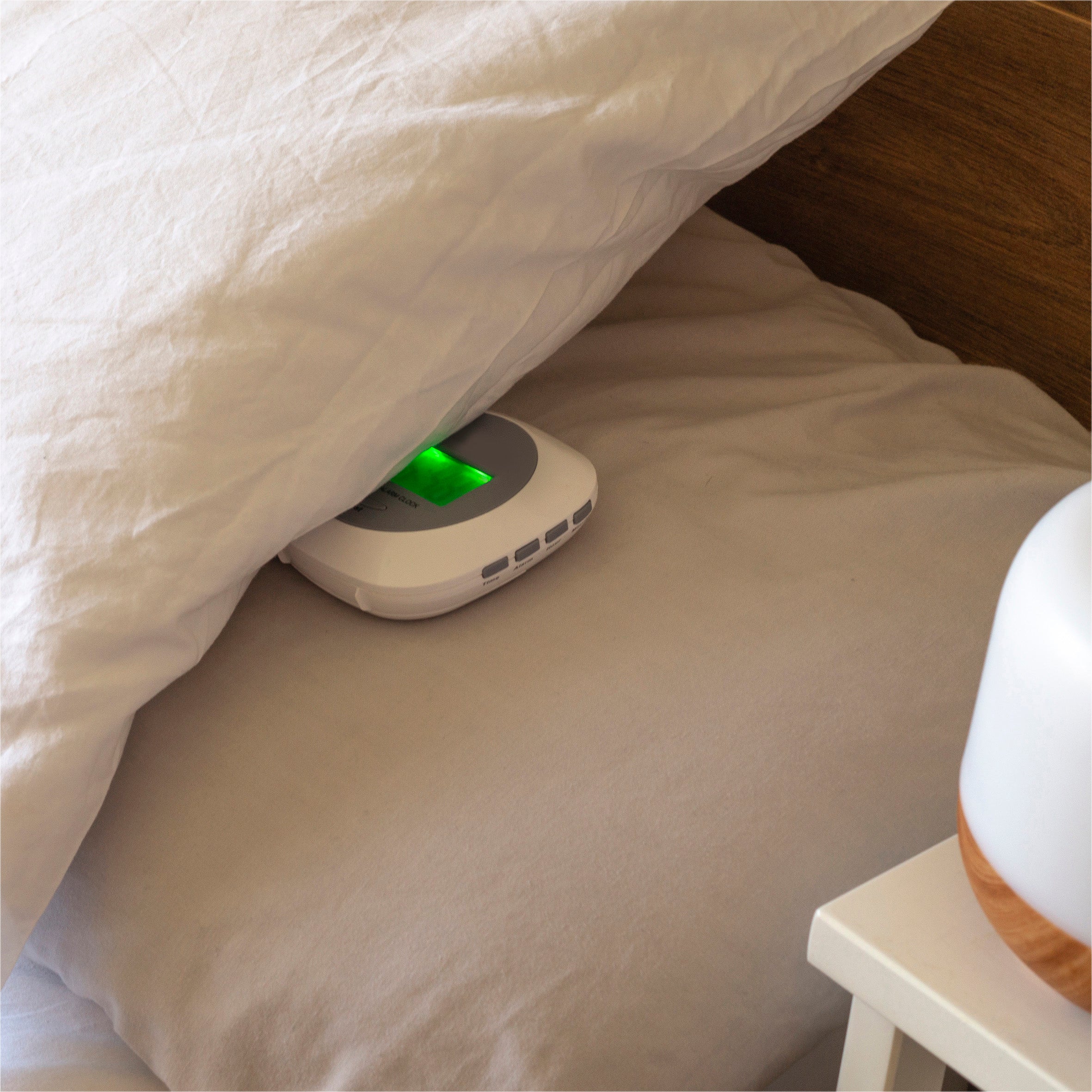 Aidapt Alarm Clock with Strong Under Pillow Vibrating Function - VM310A