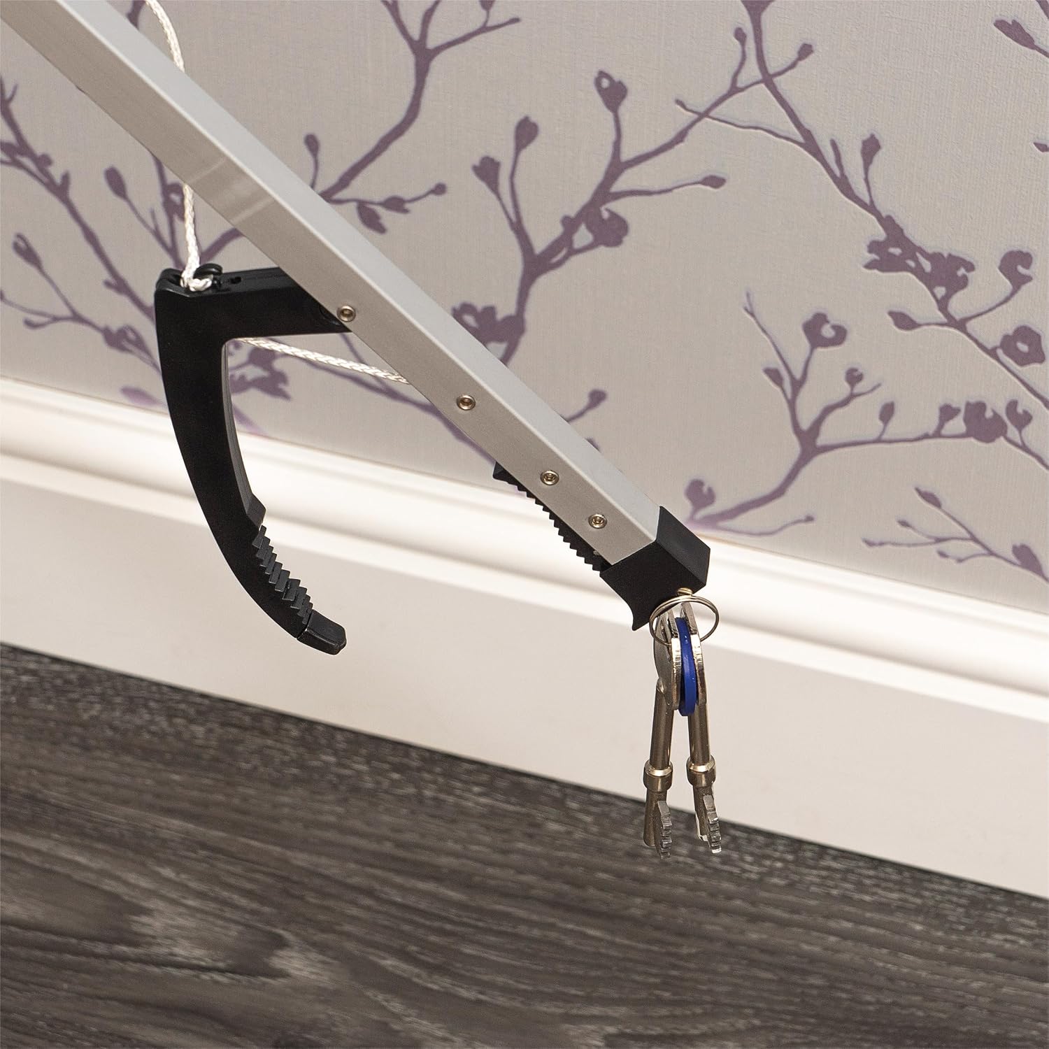 Aidapt 32 Inch Folding Reacher Grabber With Magnetic Tip - VM901B