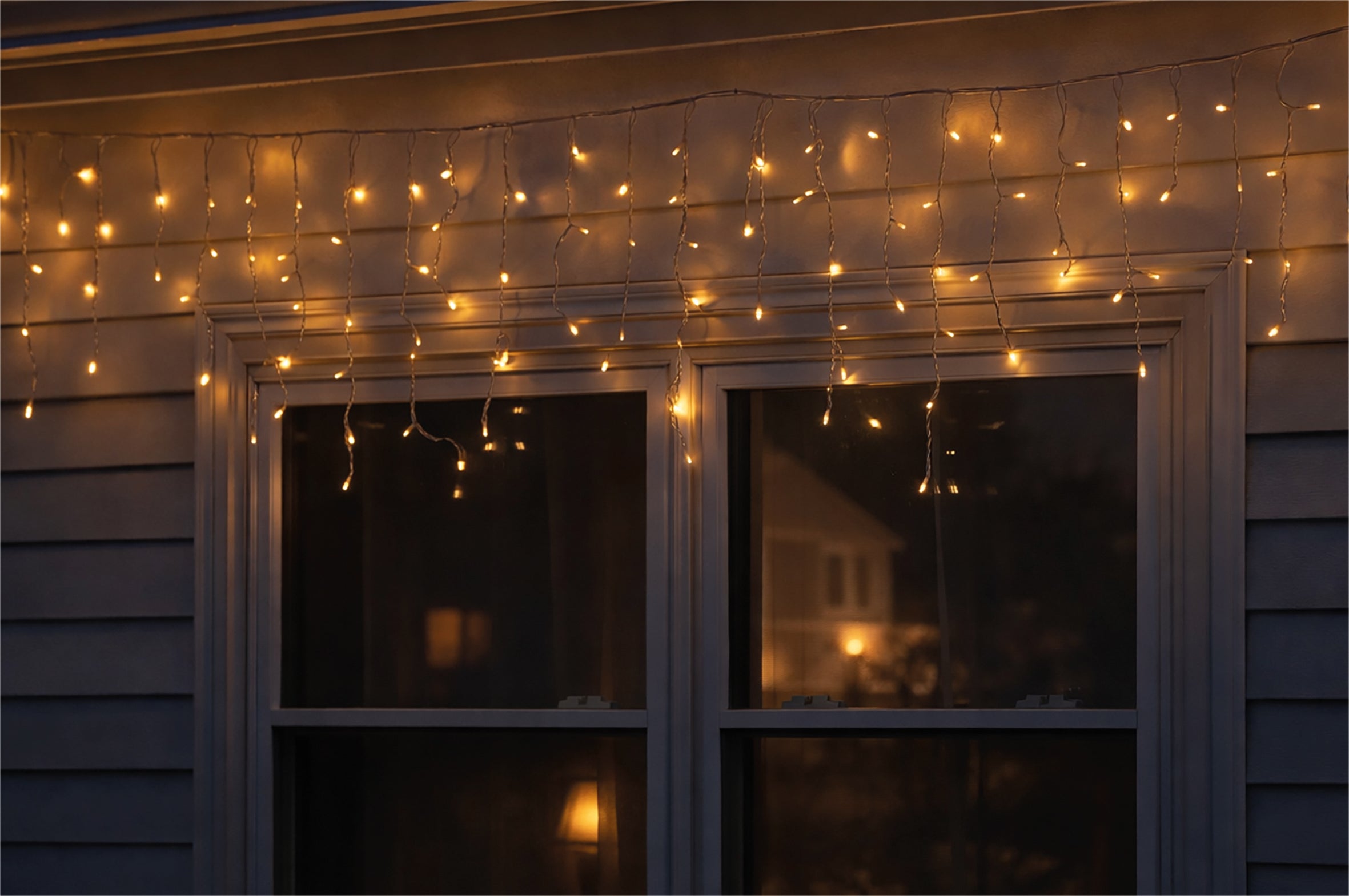 Xmas Haus Warm White 320 LED Icicle Light Chain Outdoor Decoration with Timer